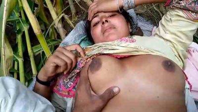 Ganne lover gaon bhabhi khet me uske